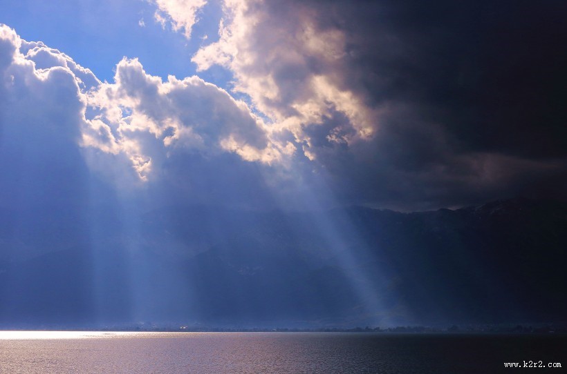 云南大理双廊洱海神光图片