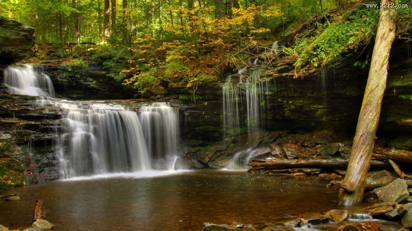 林间小瀑布风景图片