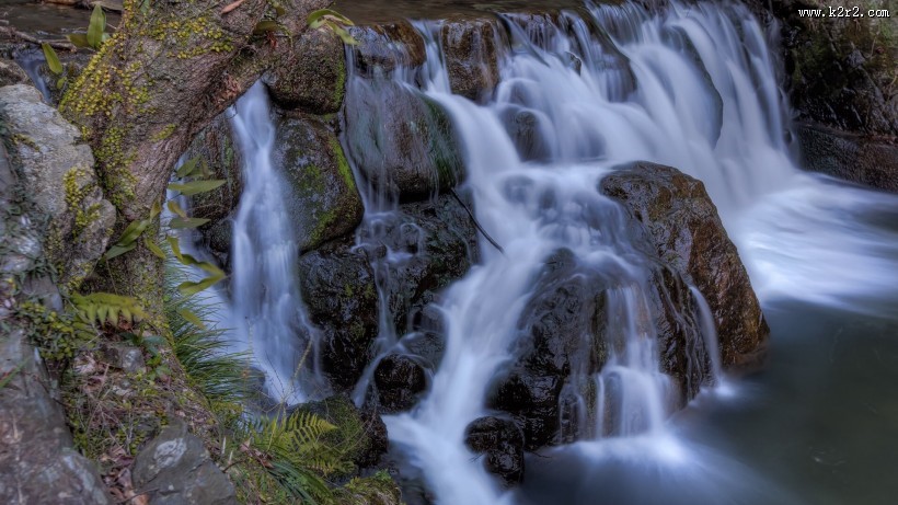 林间小瀑布风景图片