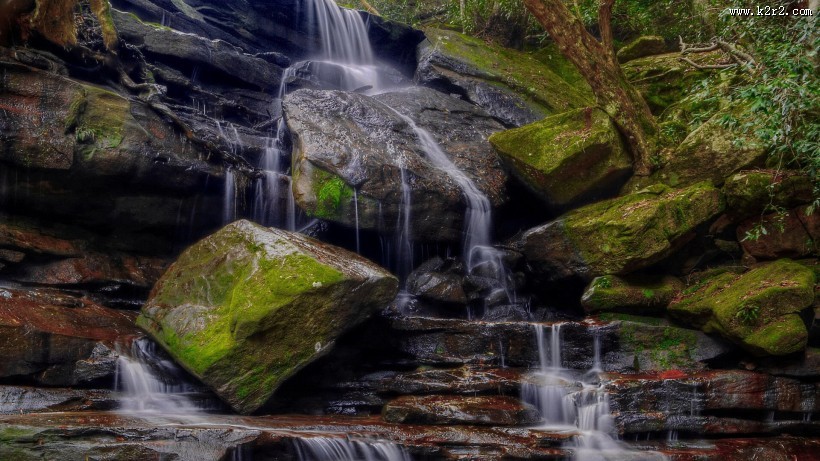 林间小瀑布风景图片