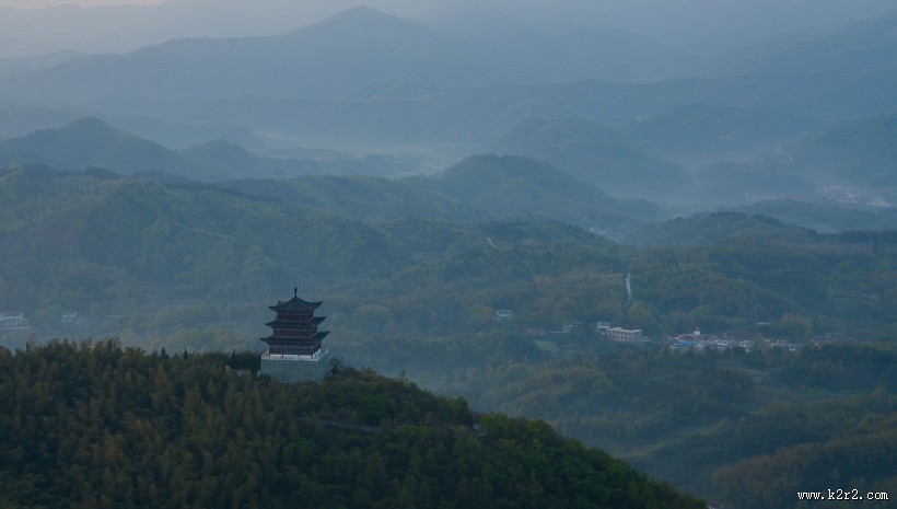 清晨茶园薄雾风景图片