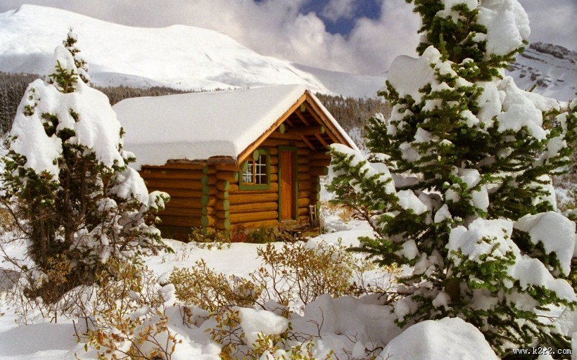 雪中小木屋图片