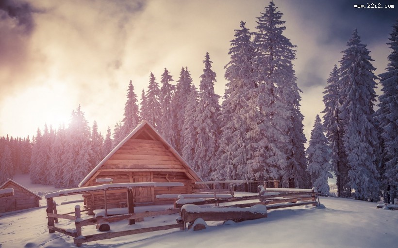 雪中小木屋图片