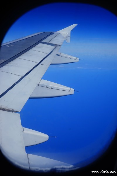 机翼下的蓝天白云图片