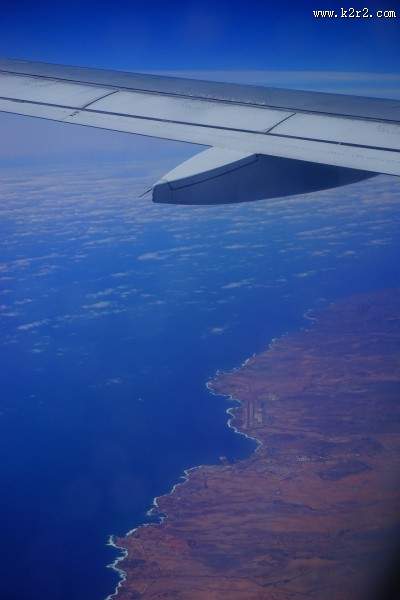 机翼下的蓝天白云图片