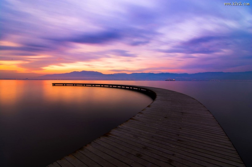 湖中的木桥图片