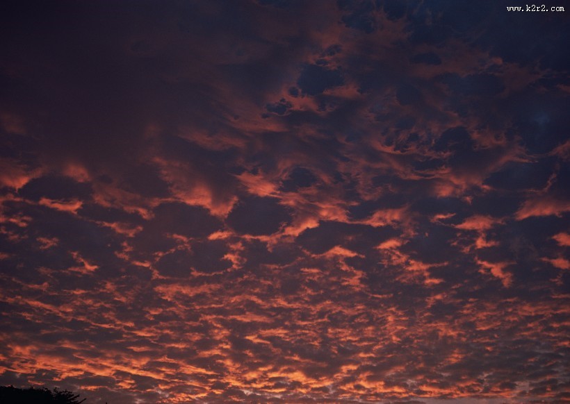 夕阳下的云彩图片