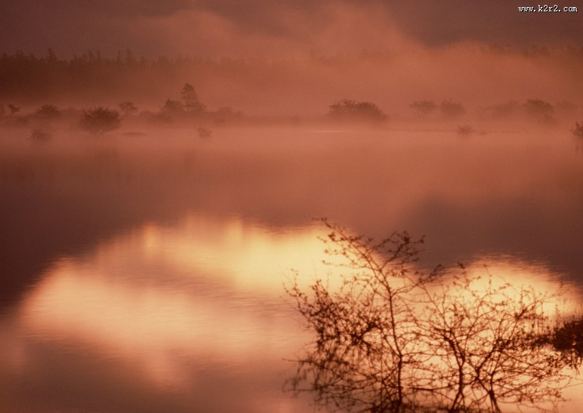 朦胧湖面倒影图片大全