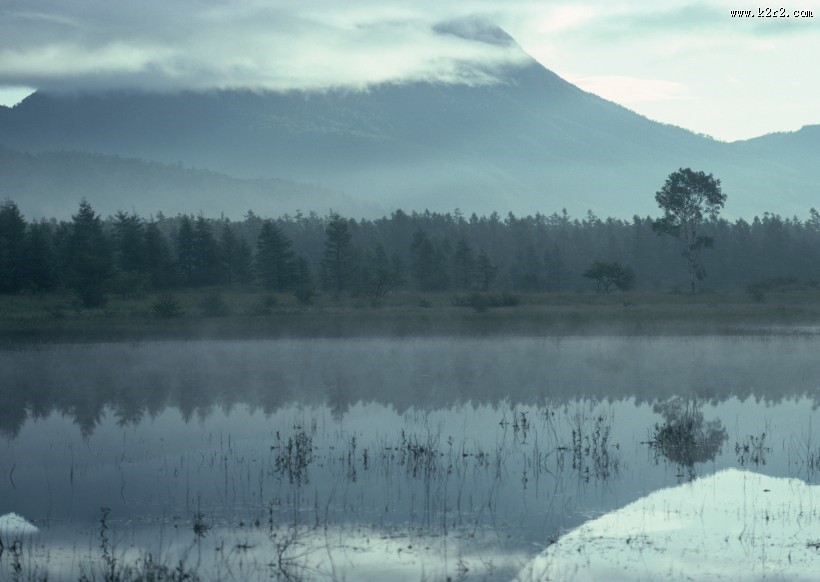 朦胧湖面倒影图片