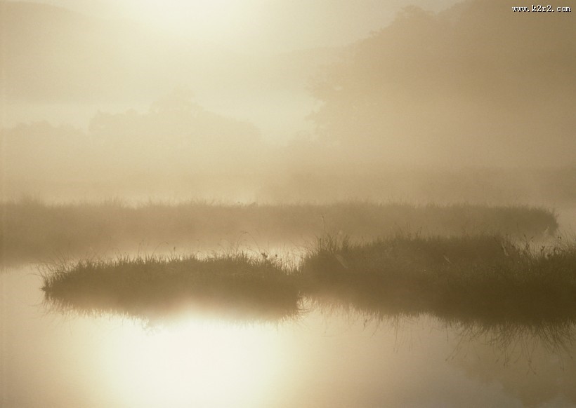 朦胧湖面倒影图片