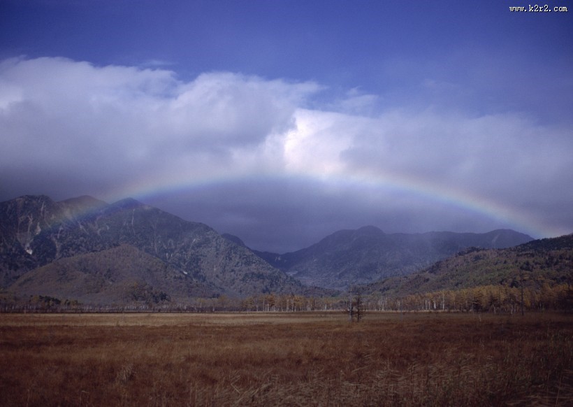 秋季红叶和湖水图片