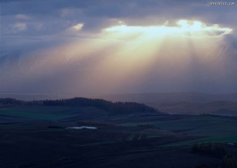 穿越云层的光线图片