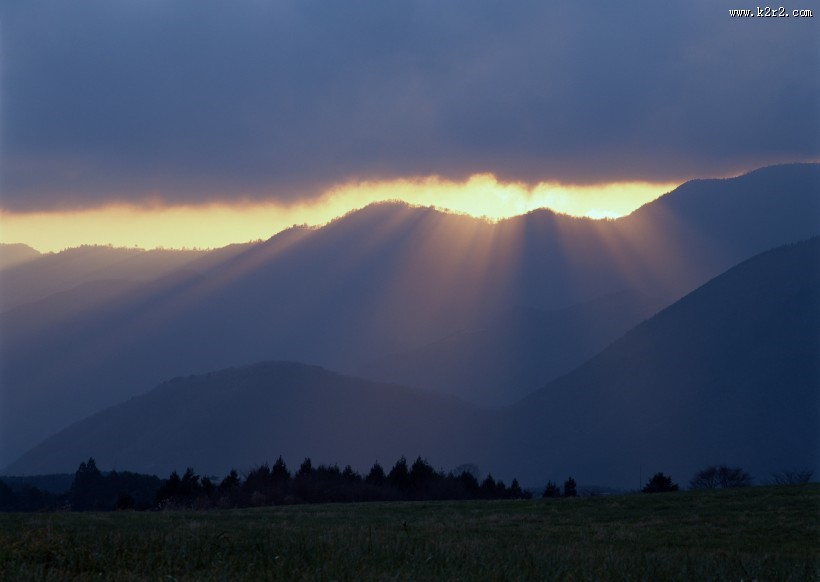 穿越云层的光线图片