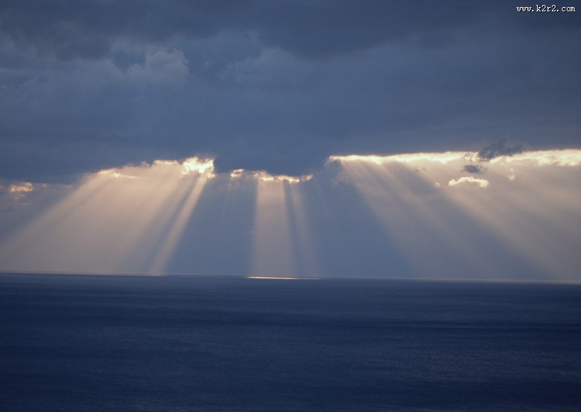 穿越云层的光线图片