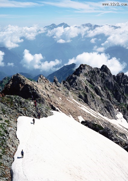人和美丽雪景图片