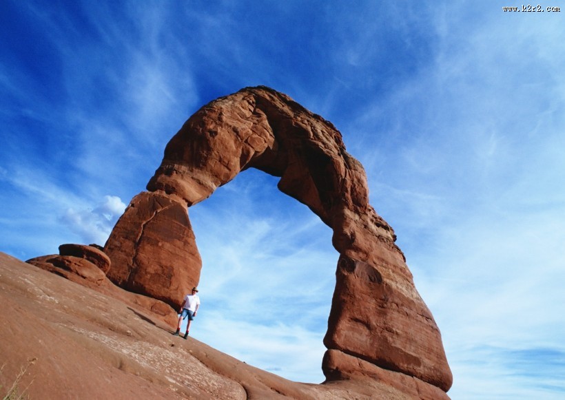 人与绿色大自然图片