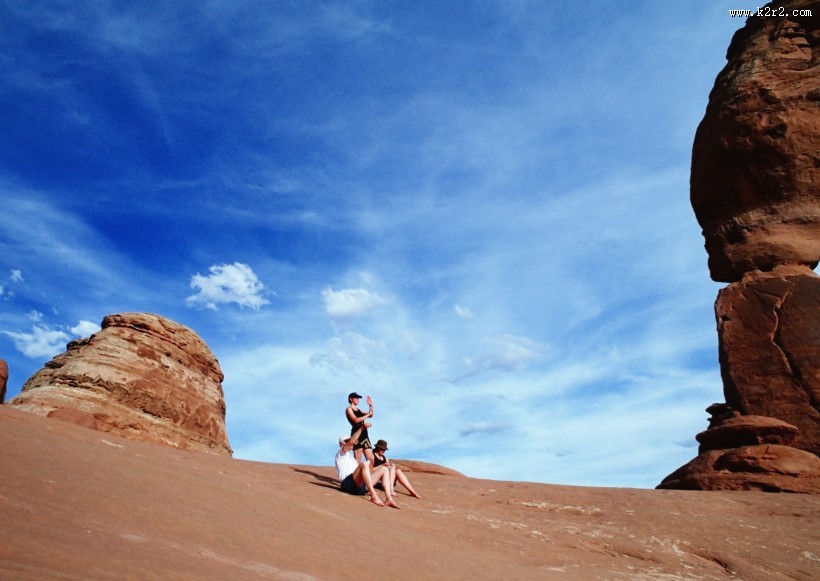 人与绿色大自然图片