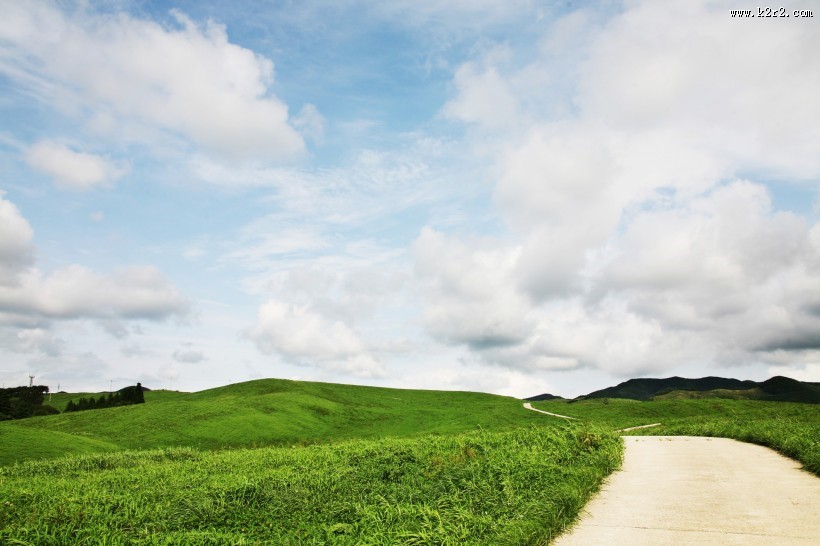 蓝天草地小路图片