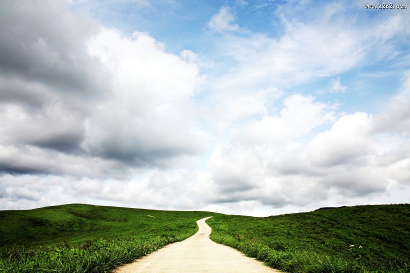 蓝天草地小路图片