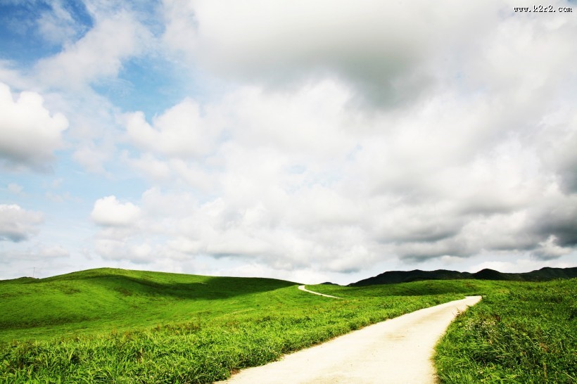 蓝天草地小路图片