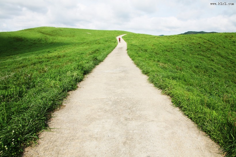 蓝天草地小路图片