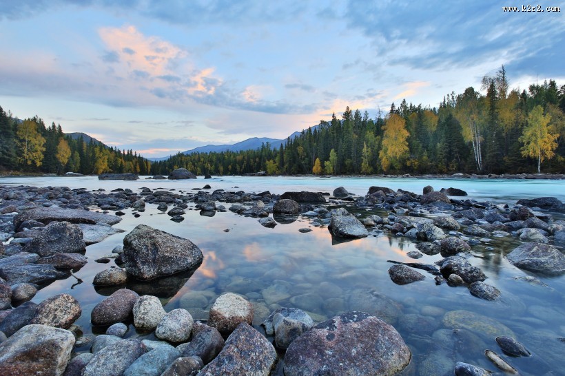 新疆喀纳斯迷人的秋季自然风景图片