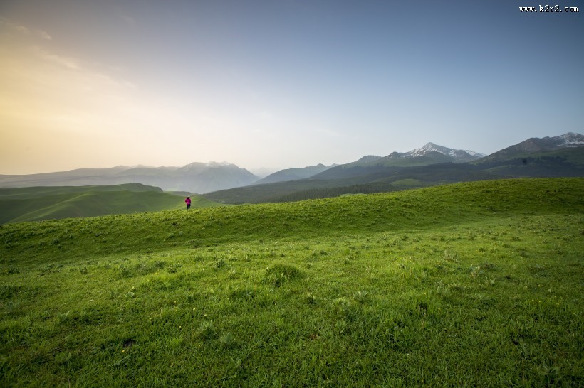 新疆天山琼库什台草原自然风景图片