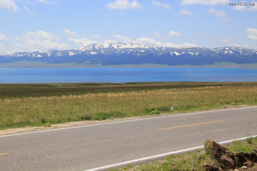 美丽的新疆赛里木湖风景图片