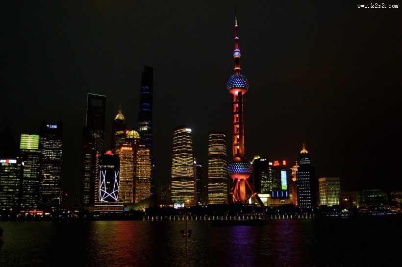 夜晚的上海东方明珠广播电视塔图片