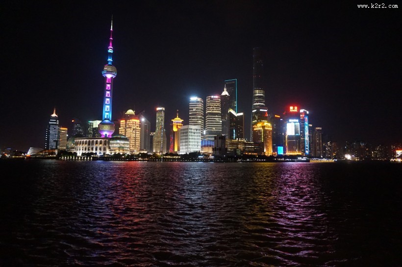 夜晚的上海东方明珠广播电视塔图片