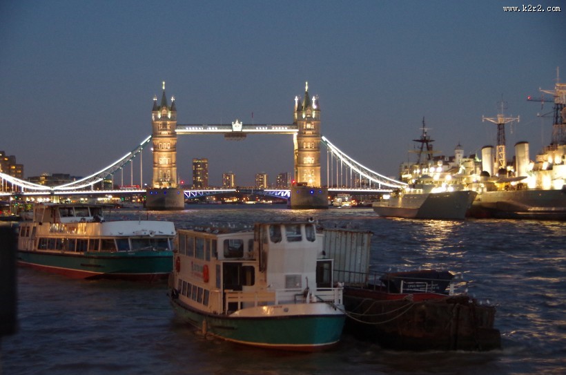 夜幕下的伦敦塔桥图片