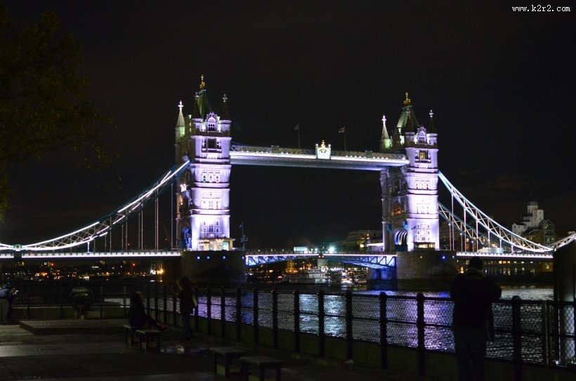 夜幕下的伦敦塔桥图片