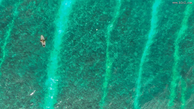 马尔代夫共和国清澈见底的海水图片