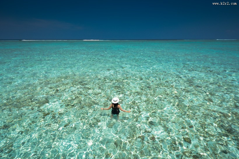 马尔代夫共和国清澈见底的海水图片