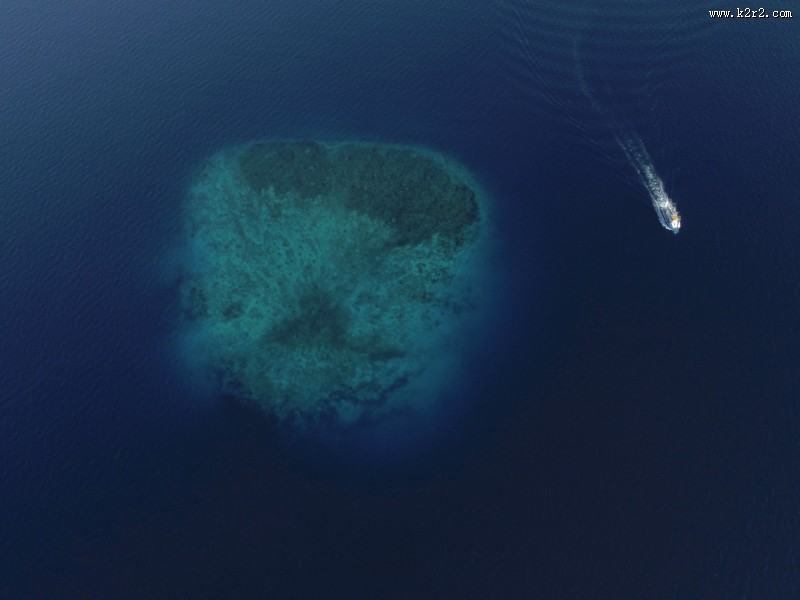 马尔代夫共和国清澈见底的海水图片