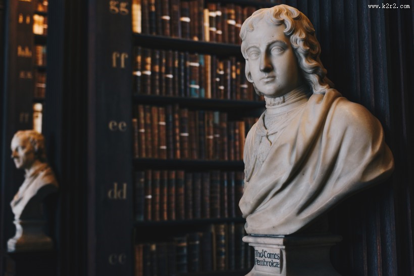 英国都柏林圣三一学院图书馆的书架图片