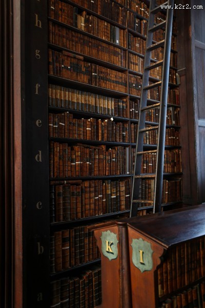 英国都柏林圣三一学院图书馆的书架图片
