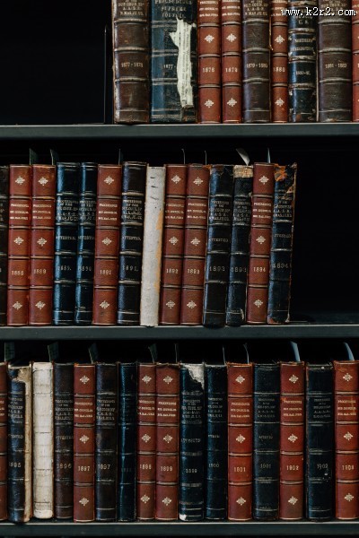 英国都柏林圣三一学院图书馆的书架图片