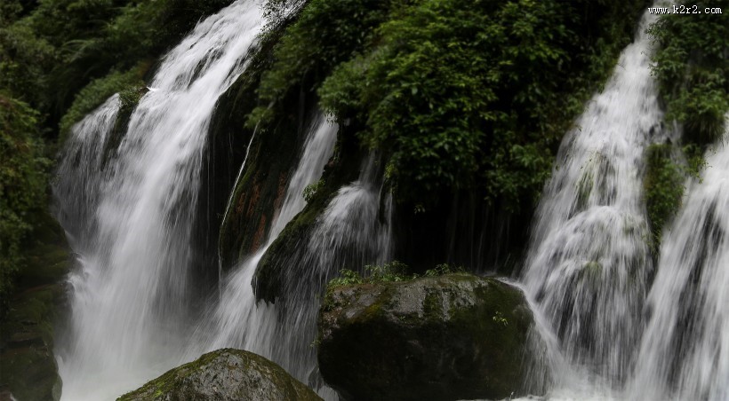 四川黄龙飞瀑风景图片