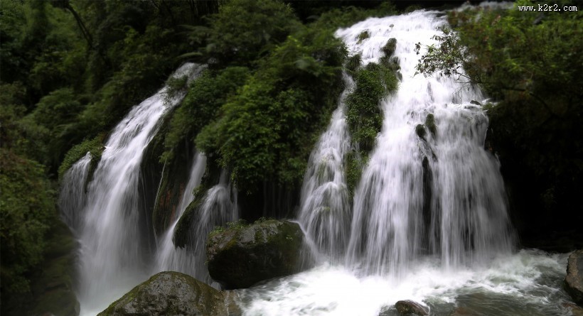 四川黄龙飞瀑风景图片