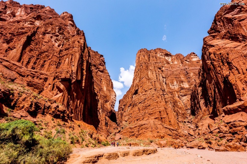 新疆天山大峡谷风景图片