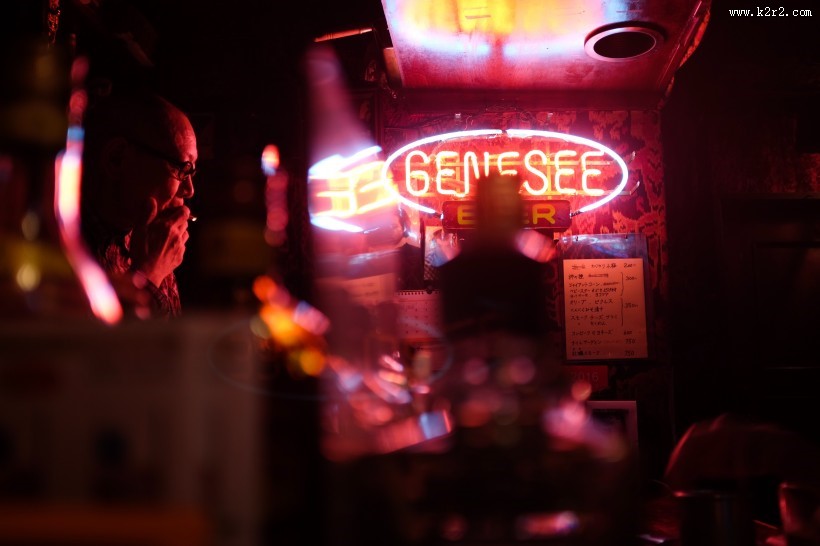 夜晚闪耀的霓虹灯图片大全