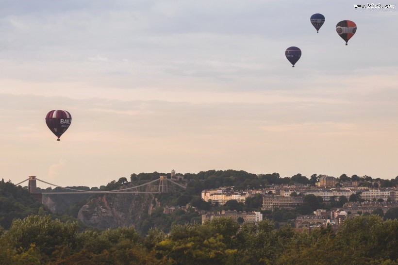 飞上天的热气球图片