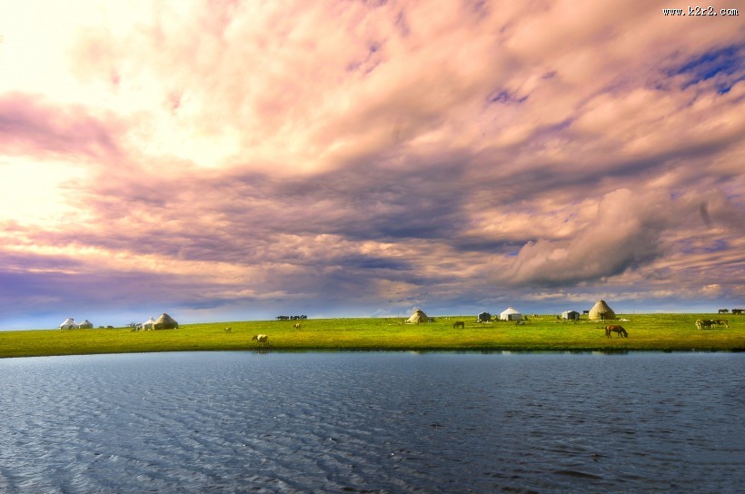 新疆特克斯草原秀丽风景图片