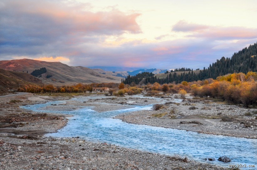 新疆特克斯草原秀丽风景图片
