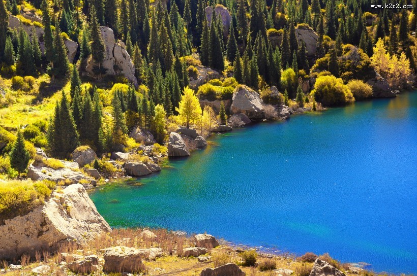新疆特克斯草原秀丽风景图片