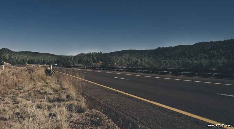 用沥青铺成的公路图片