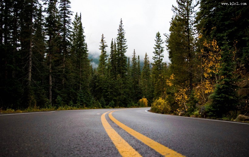 用沥青铺成的公路图片