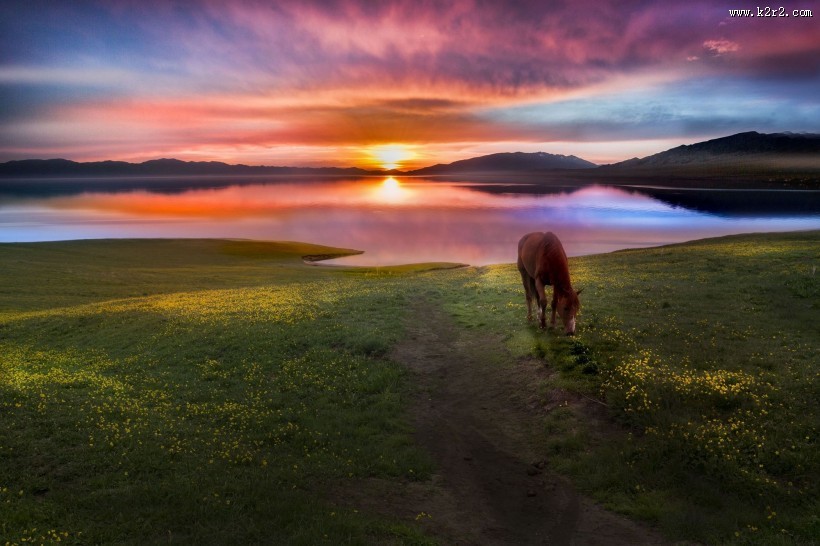 新疆赛里木湖晨曦风景图片大全