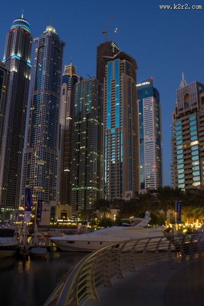 阿拉伯男人和骆驼与城市景观图片